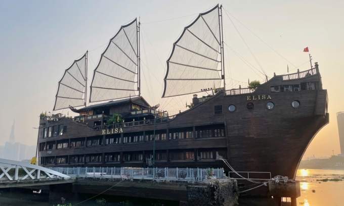 Floating restaurant on Saigon River to be auctioned by creditor bank Floating restaurant on Saigon River to be auctioned by creditor bank