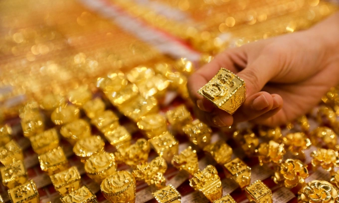 Gold extends plunge after reaching historic levels Gold extends plunge after reaching historic levels