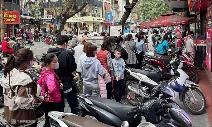 Vietnamese snap up gold as prices soar to historic highs