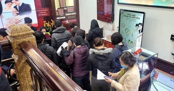 Tấp nập mua, bán vàng trong ngày giá “treo đỉnh” kỷ lục