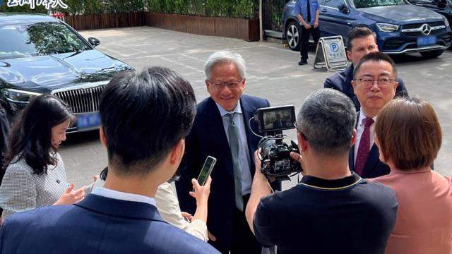 CEO Nvidia bất ngờ đến Trung Quốc giữa lúc Mỹ siết chặt hạn chế chip AI