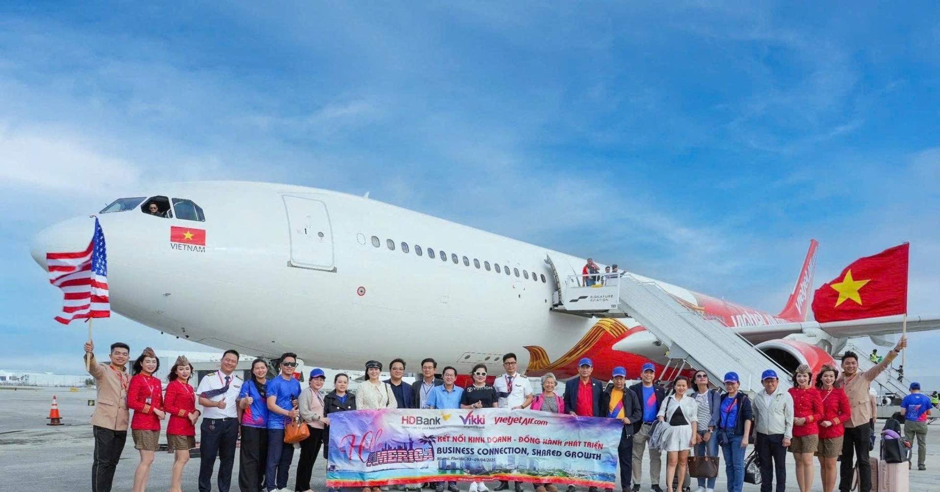 Chuyến bay chở gần 200 doanh nhân Việt Nam sang Mỹ kết nối hợp tác 