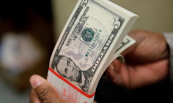 Dollar climbs to 6-day high against dong