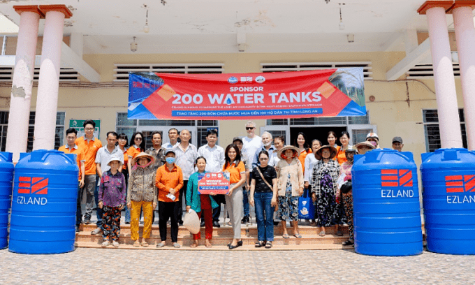 EZLand donates 200 water tanks to help Mekong Delta residents overcome drought and saline intrusion
