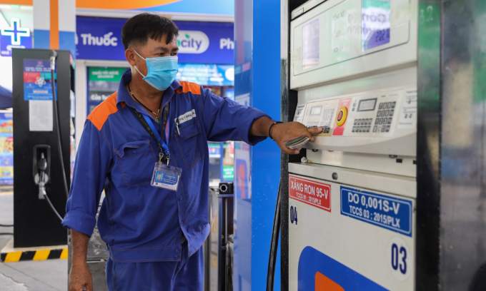 Fuel prices plunge to 4-year low
