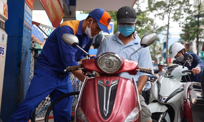 Gasoline prices drop to 5-year low