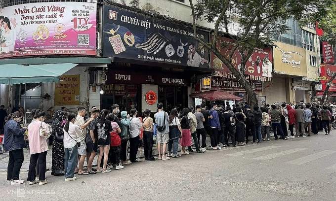 Gold buyers queue up for 3 hours at jewelers as prices keep rising