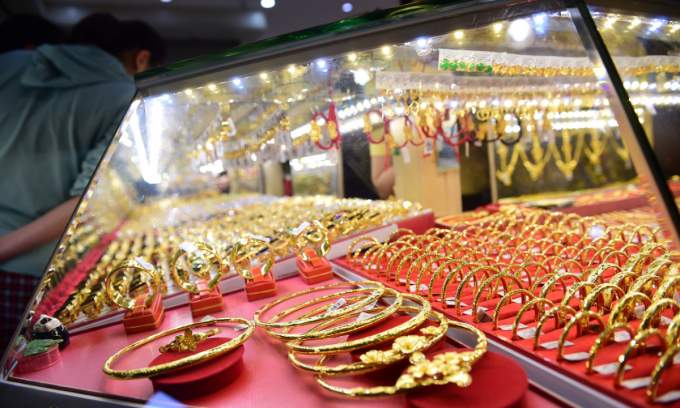Gold prices drop as global rates rebound