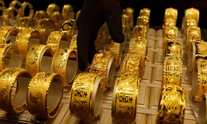 Hong Kong gold sellers seek to buy as prices peak