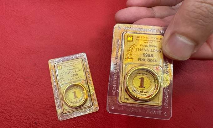 Investors brush off risk warnings to bet big on gold