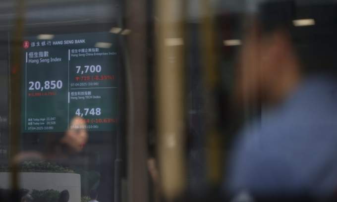 Stocks dive in Asia, markets hunger for rapid US rate cuts