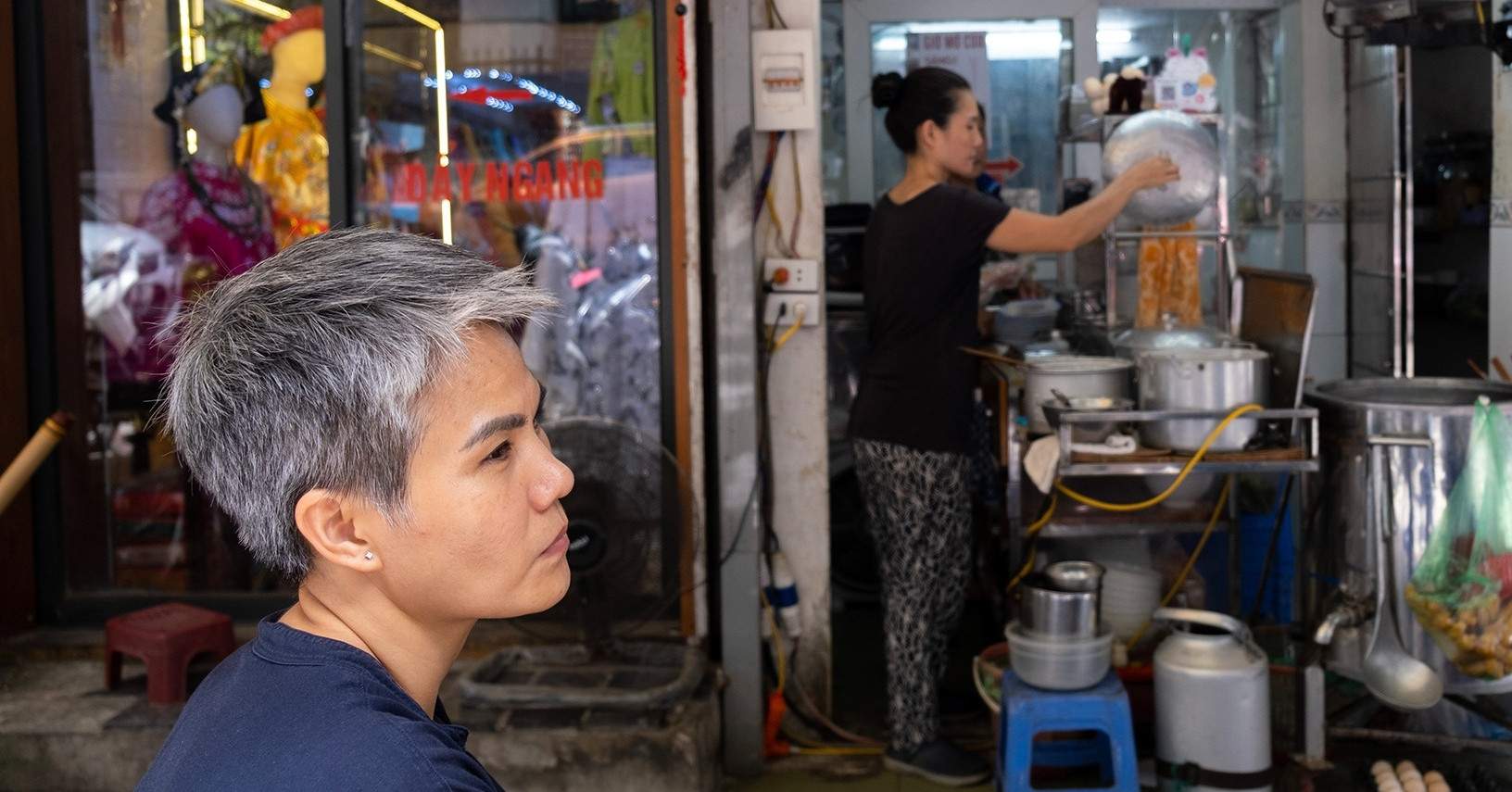 Tăng giá phở 5.000 đồng, chủ quán ‘đứng ngồi không yên’