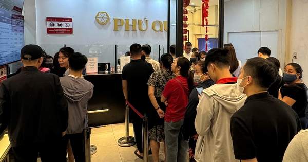 Tiếc vì “bay” trăm triệu do chốt lời sai thời điểm, giờ xếp hàng chỉ mua được 1 chỉ vàng/ngày