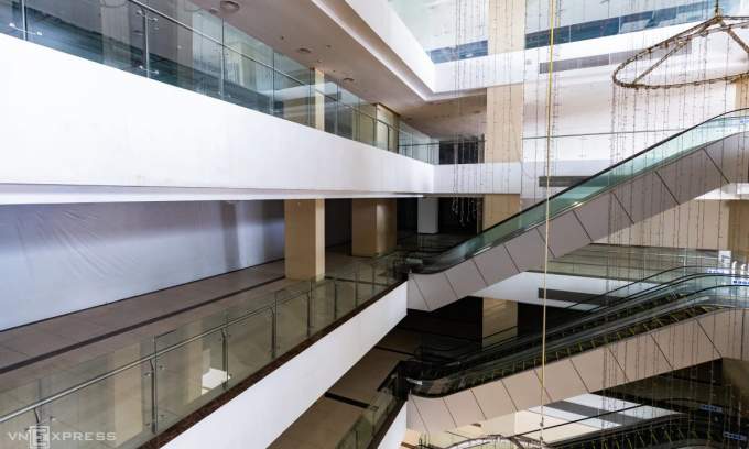 Vacant prime spaces plague Hanoi’s shopping malls