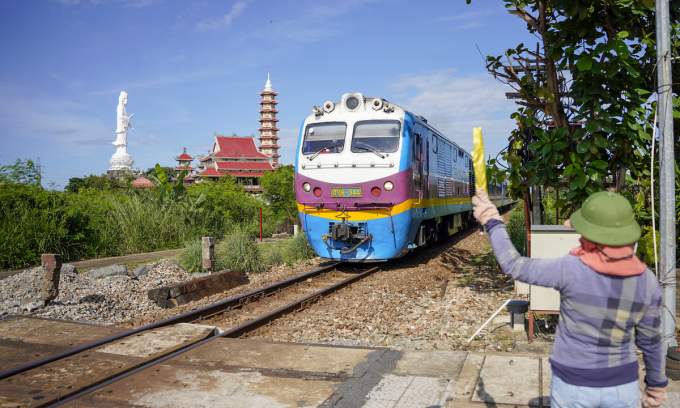 Vietnam, China ink pivotal agreements on railway, road cooperation