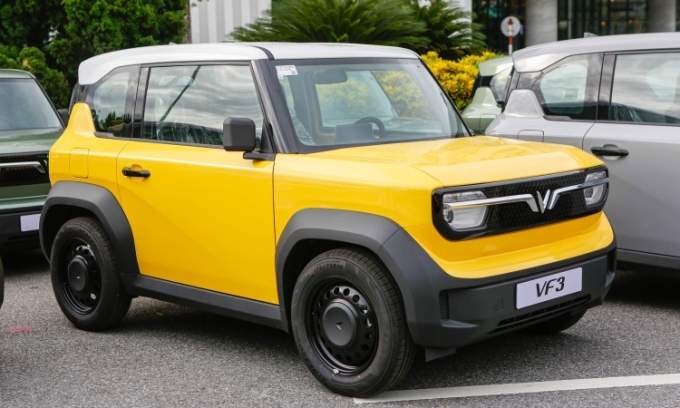 VinFast delivers 400 e-vehicles to Indonesian dealers, consumers