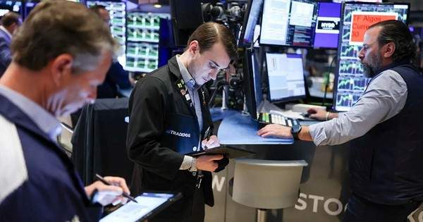 Chứng khoán Mỹ cắm đầu lao dốc, Dow Jones giảm gần 1.500 điểm, S&P 500 rớt xuống mức thấp nhất trong 2 năm rưỡi sau khi ông Trump áp thuế