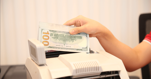 Giá USD tự do và ngân hàng đồng loạt tăng mạnh sáng 8/4