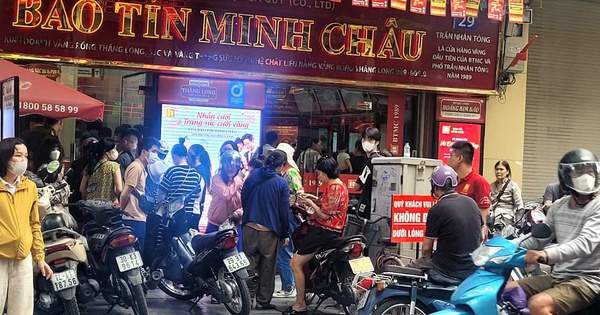 Tiệm báo hết vàng, khách vẫn xếp hàng dài chờ mua