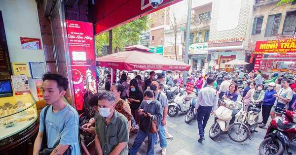 Giá vàng tăng vượt mọi dự báo, ‘điên loạn’ ở chợ đen