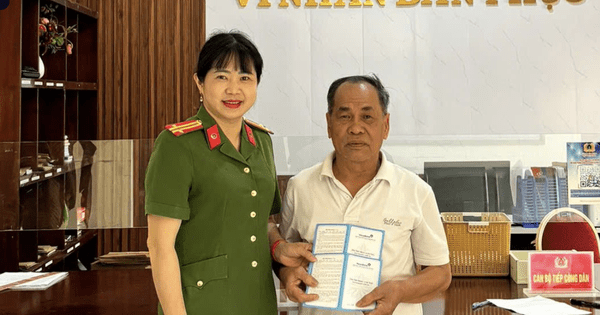 Sau cuộc gọi lạ, cụ ông cầm 2 sổ tiết kiệm ra Công an phường để nhờ rút và chuyển vào STK 1050496914 tại Vietcombank