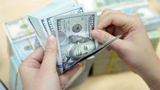 Giá USD tại các ngân hàng cao hơn thị trường tự do