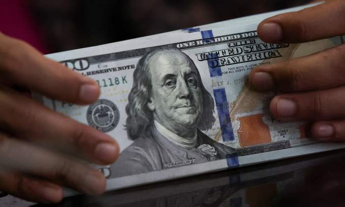 Dollar gains marginally against dong