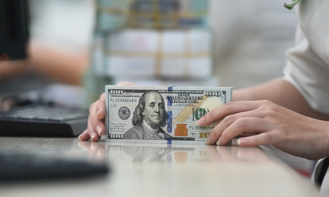 Dollar weakens against dong – VnExpress International