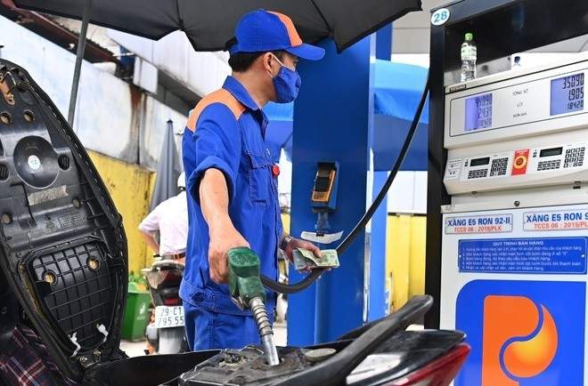 Giá dầu thô rơi thẳng đứng, xăng dầu trong nước chiều nay giảm mạnh?