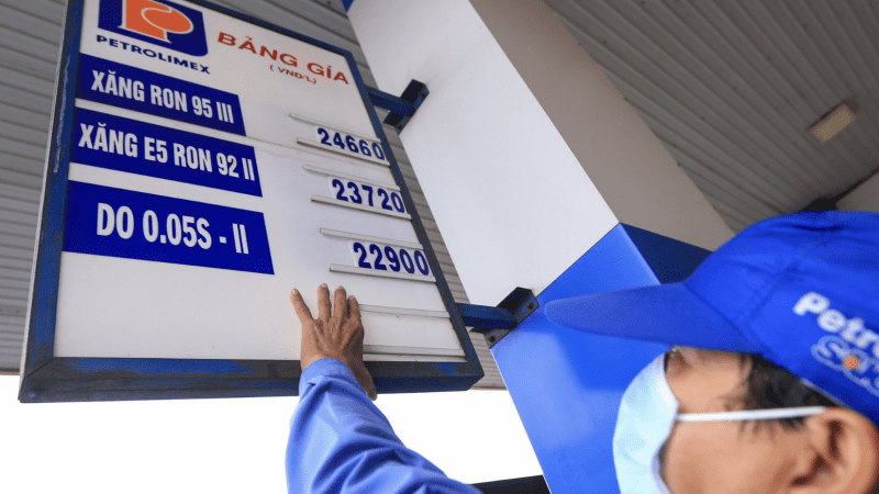 Giá xăng dầu hôm nay 16/4: Tiếp đà lao dốc