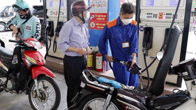 Giá xăng dầu tăng giảm trái chiều