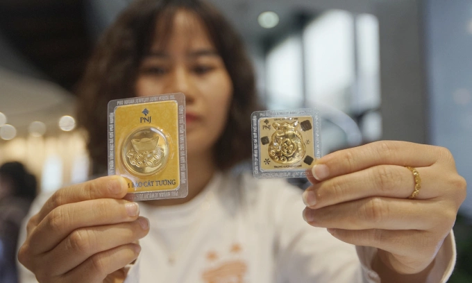 Gold gains marginally ahead of US-China trade talk