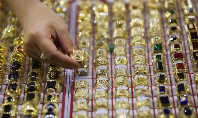 Gold prices edge lower – VnExpress International