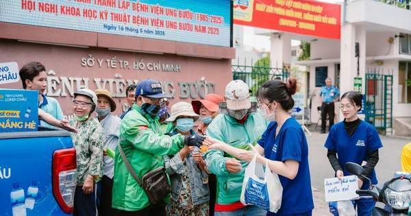 Những nụ cười mát lành giữa trưa hè từ xe nước miễn phí của Long Châu Những nụ cười mát lành giữa trưa hè từ xe nước miễn phí của Long Châu