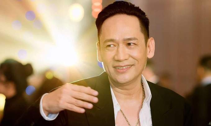 Trial postponed in singer Duy Manh’s lawsuit against Mercedes-Benz Vietnam over car fire