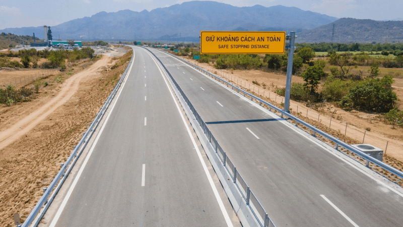 Trình Quốc hội chi 1,7 tỷ USD làm cao tốc nối Tây nguyên xuống ven biển; tăng vốn một dự án hơn 3.700 tỷ đồng Trình Quốc hội chi 1,7 tỷ USD làm cao tốc nối Tây nguyên xuống ven biển; tăng vốn một dự án hơn 3.700 tỷ đồng