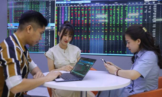 VN-Index surges to 3-week high as new trading system goes live