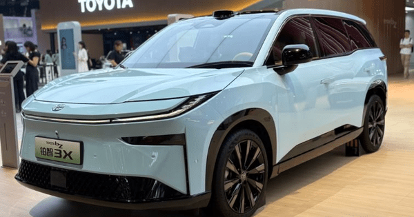 Toyota mở bán chiếc SUV có cửa sổ trời giá 389 triệu đồng, chỉ một nơi duy nhất trên thế giới có thể mua được