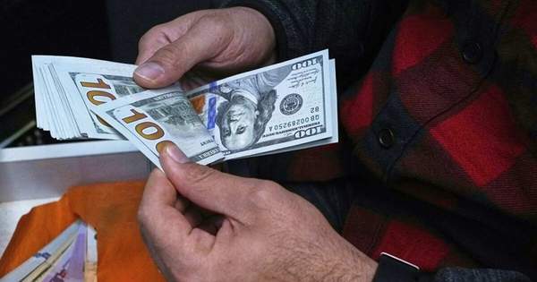 Ngân hàng đồng loạt nâng giá USD, đô la tự do cũng bật tăng