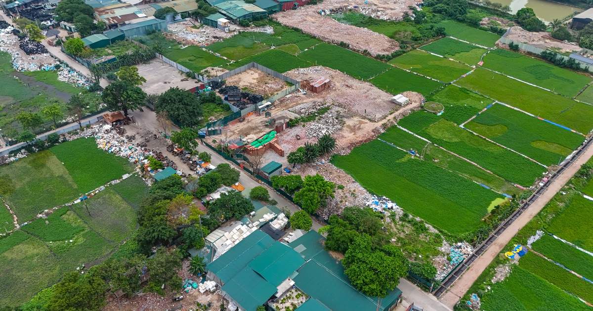 Đất nông nghiệp ở Hà Nội bị đổ thải ‘tan nát’, san gạt nham nhở như công trường