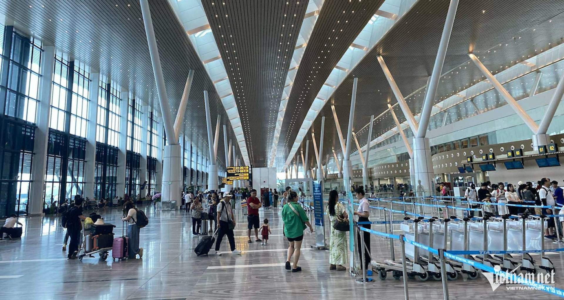 Ông lớn thi công mái nhà ga T3 Tân Sơn Nhất; siết bảo hiểm cháy nổ nhà trọ