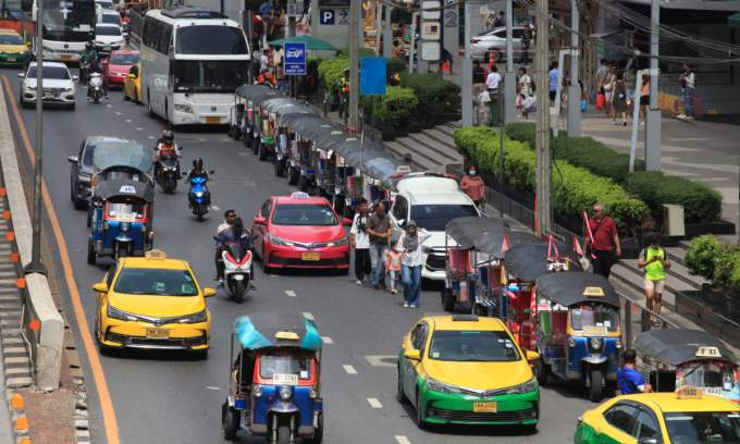 Bangkok taxi passenger kicked out after refusing to pay  flat price for metered ride
