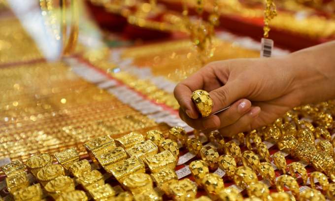 Gold prices hold firm while global rates rise