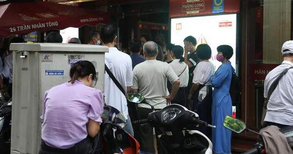 Xếp hàng từ sáng sớm chờ mua vàng giá 138 triệu đồng/lượng: Chuyên gia cảnh báo