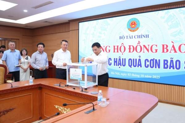 Bộ Tài chính quyên góp, ủng hộ đồng bào khắc phục hậu quả Bão số 10 Bộ Tài chính quyên góp, ủng hộ đồng bào khắc phục hậu quả Bão số 10