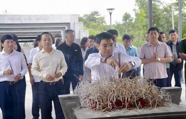 Bộ trưởng Nguyễn Văn Thắng dâng hương tưởng niệm các anh hùng liệt sĩ tại Điện Biên Bộ trưởng Nguyễn Văn Thắng dâng hương tưởng niệm các anh hùng liệt sĩ tại Điện Biên