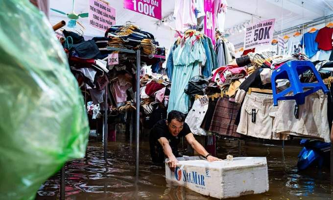 Businesses reel from flooding, rains in Hanoi due to Typhoon Matmo Businesses reel from flooding, rains in Hanoi due to Typhoon Matmo