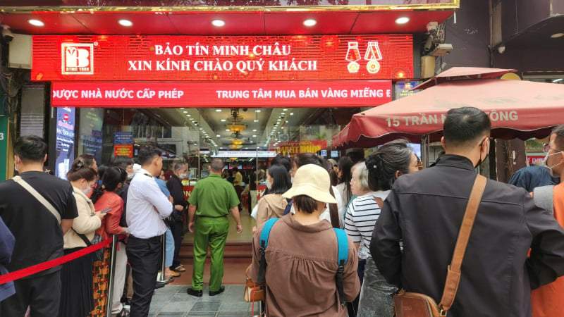 Chợ đen giảm sốc, nhà vàng tung chiêu lạ