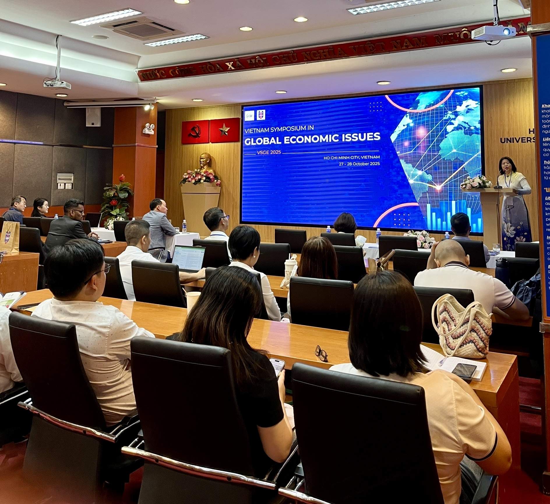 Chuyên gia quốc tế hiến kế giúp Việt Nam tăng trưởng bền vững giữa “cơn gió ngược” toàn cầu