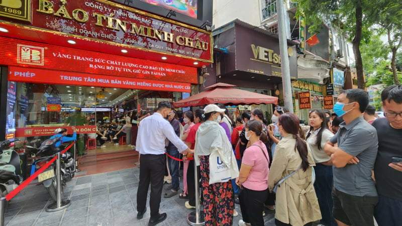 Dòng người xếp hàng ngày càng dài, nhà vàng lại ngừng bán